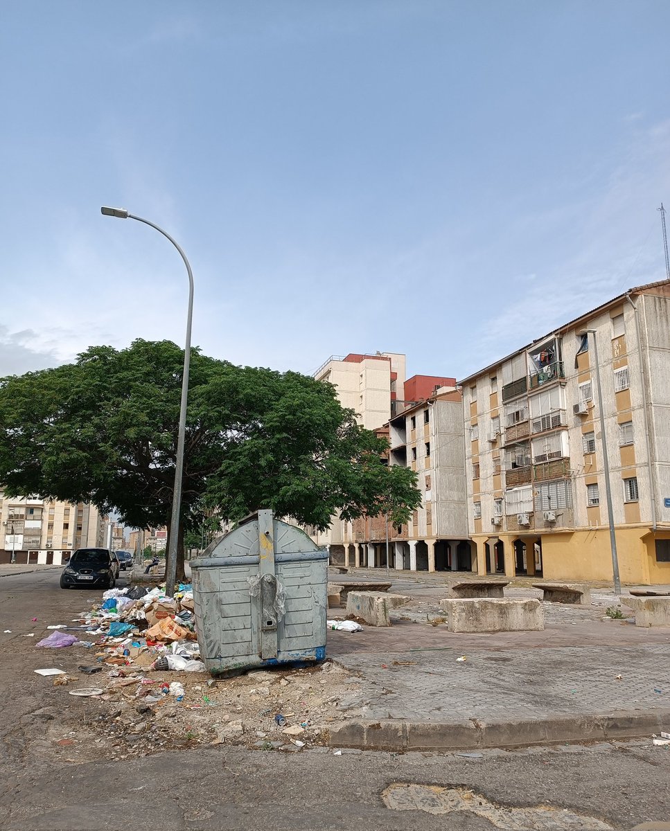 Jujonomi87's tweet photo. Ya basta de que Sevilla sea la ciudad con los barrios más pobres de toda España y del occidente europeo.
Aquí en Las Tres Mil Viviendas, en el Polígono Sur, donde están los datos más bajo de renta de todo el país, es cruzar la frontera hacia el submundo controlado por los narcos. https://t.co/jNs4KvhE4v