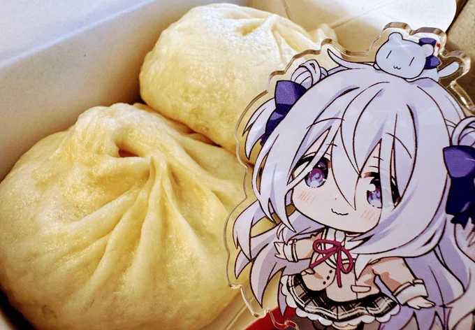 せっかく大阪来たのでシズクお嬢様と初551豚まん食べていますなんだこれ…めちゃめちゃおいしいぞ…!!!!!! (⸝⸝⸝ᵒ̴̶̷ ﹏ ᵒ̴̶̷⸝⸝⸝)