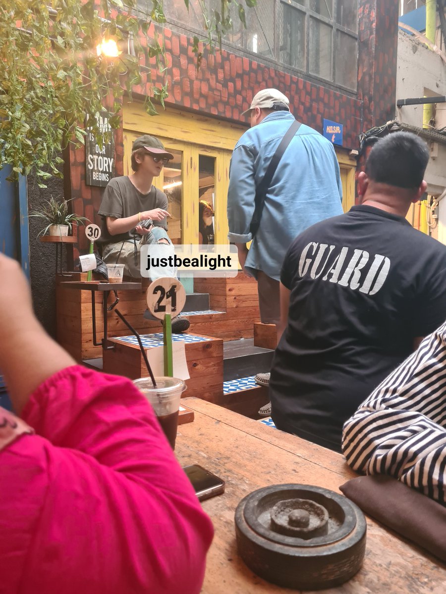 justbealight's tweet photo. Yesung at Giyanti Coffee, lebih deket lebih jelas 😭😭 kamu sih mancing2 spill lokasi diserbu ELF kan 🤣🤣 https://t.co/BNMu1t3MkE