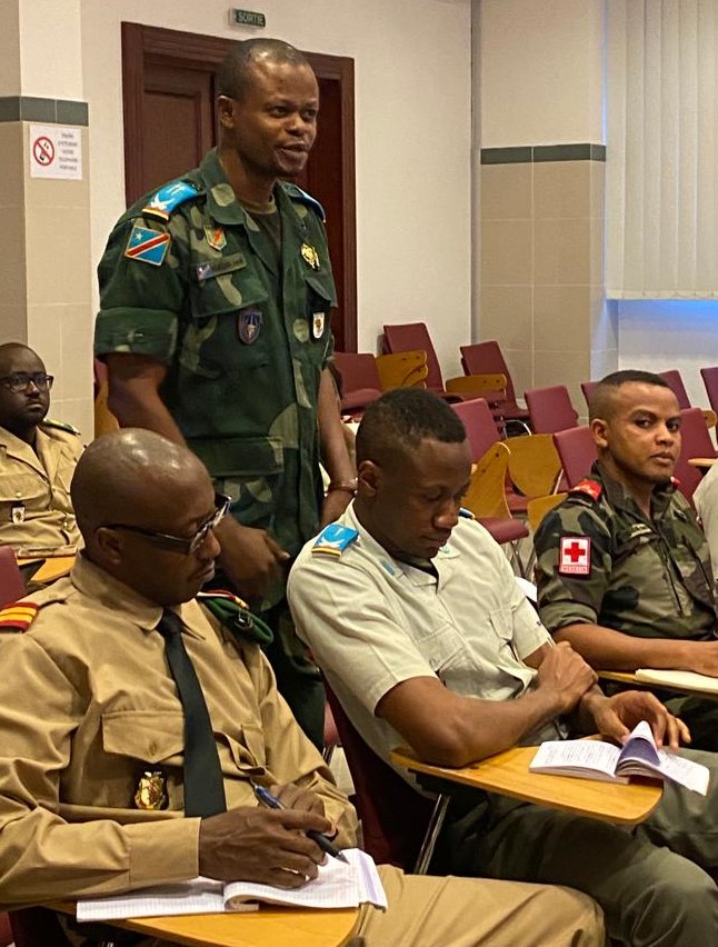 CoopSecuDefense's tweet photo. 🇬🇦Les #médecins stagiaires de l’École d’application du service de #santé #militaire de Libreville honorés de la conférence-débat pragmatique et réaliste du GDI Mabin, commandant les @EfgOfficiel🇫🇷 :
"commandement et santé : quelles attentes ?"
#ENVR #Afrique #Gabon #EASSML https://t.co/ziKVypeZ6D