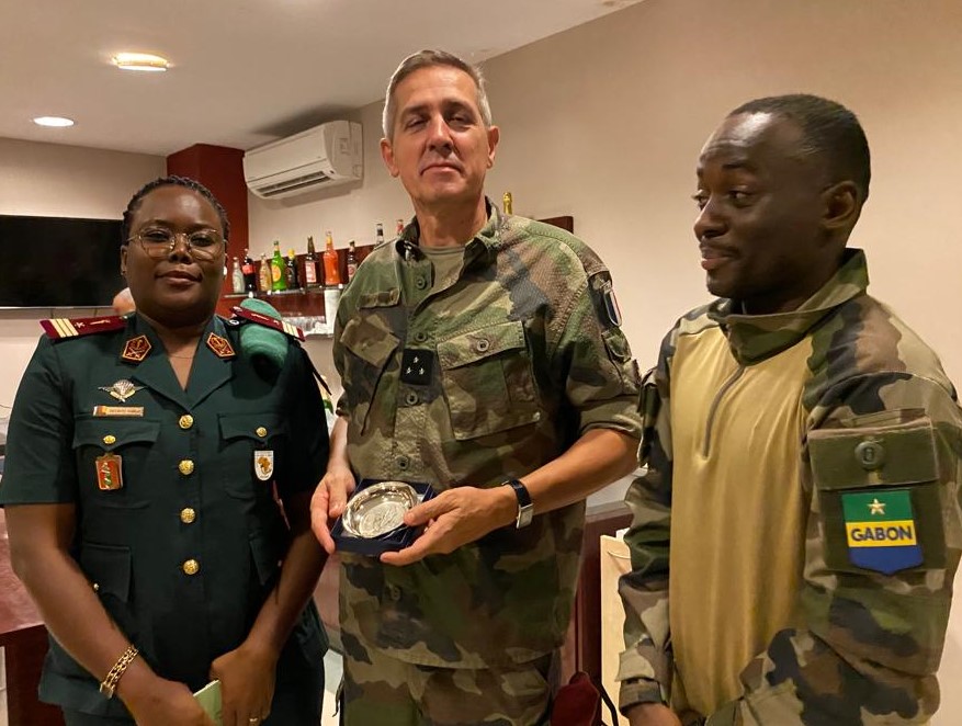 CoopSecuDefense's tweet photo. 🇬🇦Les #médecins stagiaires de l’École d’application du service de #santé #militaire de Libreville honorés de la conférence-débat pragmatique et réaliste du GDI Mabin, commandant les @EfgOfficiel🇫🇷 :
"commandement et santé : quelles attentes ?"
#ENVR #Afrique #Gabon #EASSML https://t.co/ziKVypeZ6D
