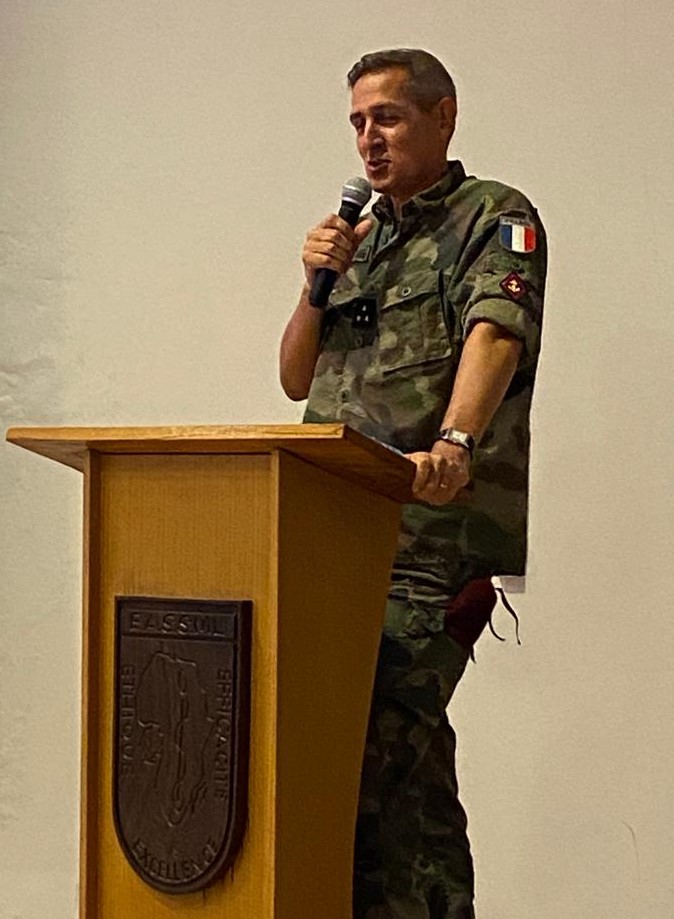 CoopSecuDefense's tweet photo. 🇬🇦Les #médecins stagiaires de l’École d’application du service de #santé #militaire de Libreville honorés de la conférence-débat pragmatique et réaliste du GDI Mabin, commandant les @EfgOfficiel🇫🇷 :
"commandement et santé : quelles attentes ?"
#ENVR #Afrique #Gabon #EASSML https://t.co/ziKVypeZ6D