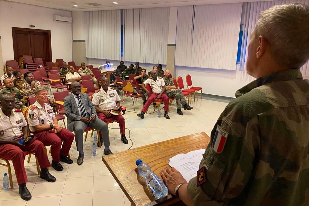 CoopSecuDefense's tweet photo. 🇬🇦Les #médecins stagiaires de l’École d’application du service de #santé #militaire de Libreville honorés de la conférence-débat pragmatique et réaliste du GDI Mabin, commandant les @EfgOfficiel🇫🇷 :
"commandement et santé : quelles attentes ?"
#ENVR #Afrique #Gabon #EASSML https://t.co/ziKVypeZ6D