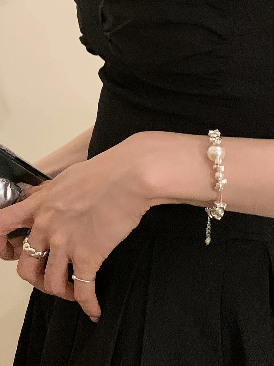 BextiyarCom's tweet image. Crushed silver pearl bracelet! Minimalist ins style ~ really pokes me!!! Irregular little silver bracelet with freshwater pearls ~ really got a hold of it!#手链