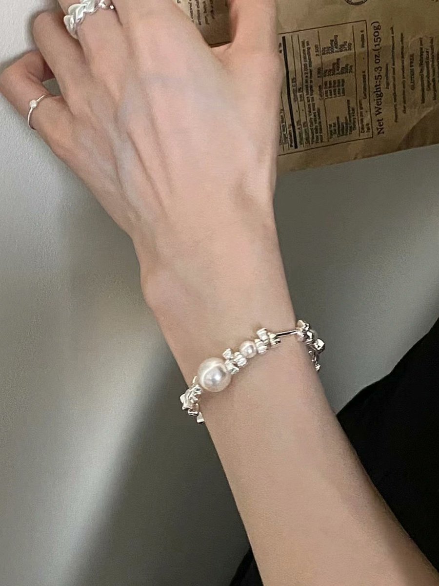 BextiyarCom's tweet image. Crushed silver pearl bracelet! Minimalist ins style ~ really pokes me!!! Irregular little silver bracelet with freshwater pearls ~ really got a hold of it!#手链