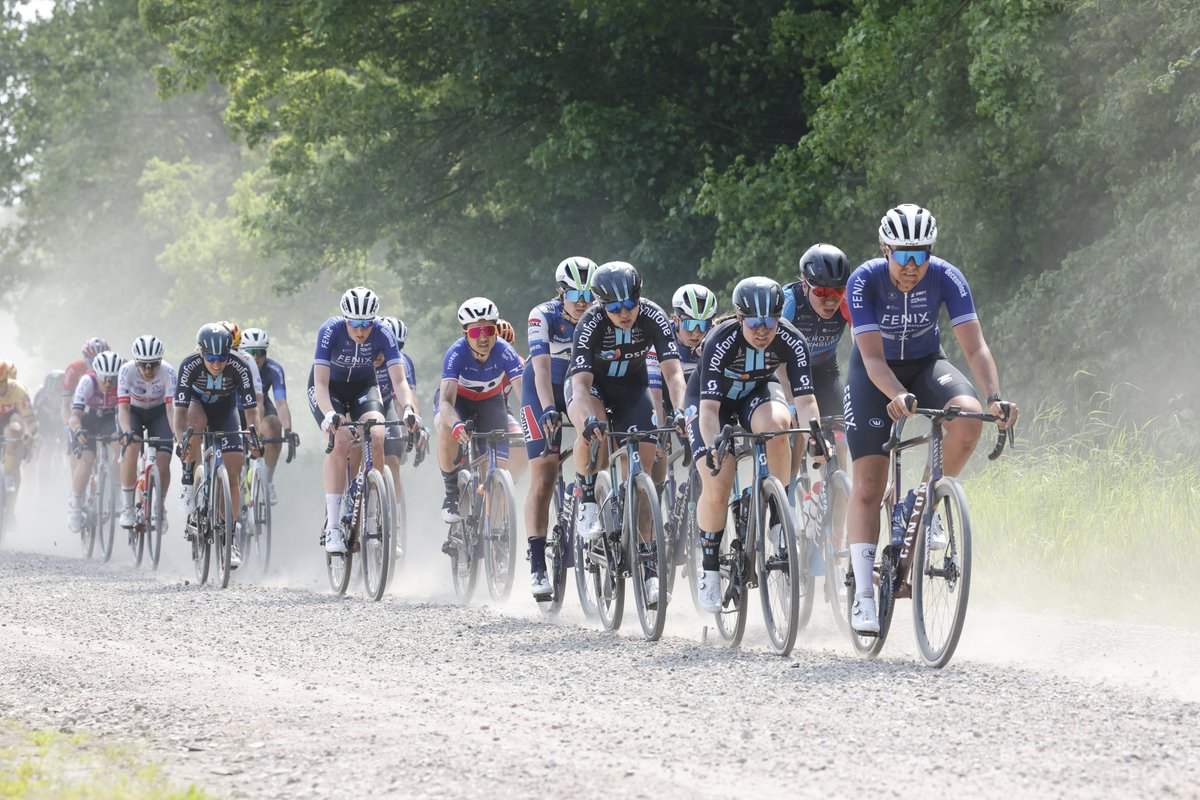 Een kopgroep van een 30-tal vrouwen in de #antwerpportepicladies. Daarachter ligt alles uiteen...