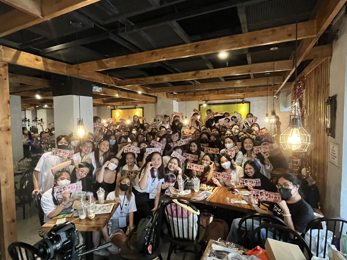 MemoirsOfYH's tweet photo. and that’s a wrap! thank you so much for all of the offline attendees 🤍 we are so happy to meet y’all! See you next year 👀🤎🤍
#MemoirsOfYH #FromThentoNowYH #aDecadewithYH https://t.co/wxhMMAZ9jf