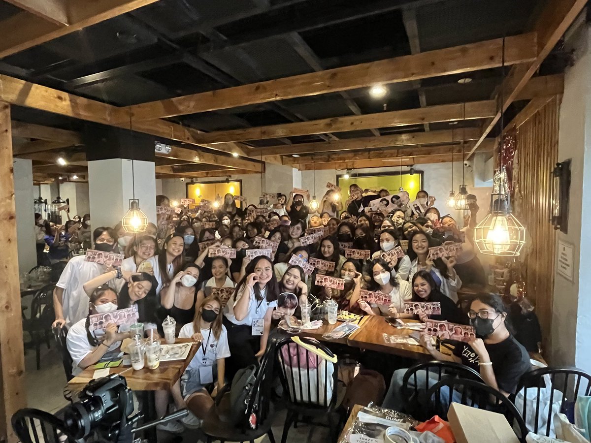 MemoirsOfYH's tweet photo. and that’s a wrap! thank you so much for all of the offline attendees 🤍 we are so happy to meet y’all! See you next year 👀🤎🤍
#MemoirsOfYH #FromThentoNowYH #aDecadewithYH https://t.co/wxhMMAZ9jf