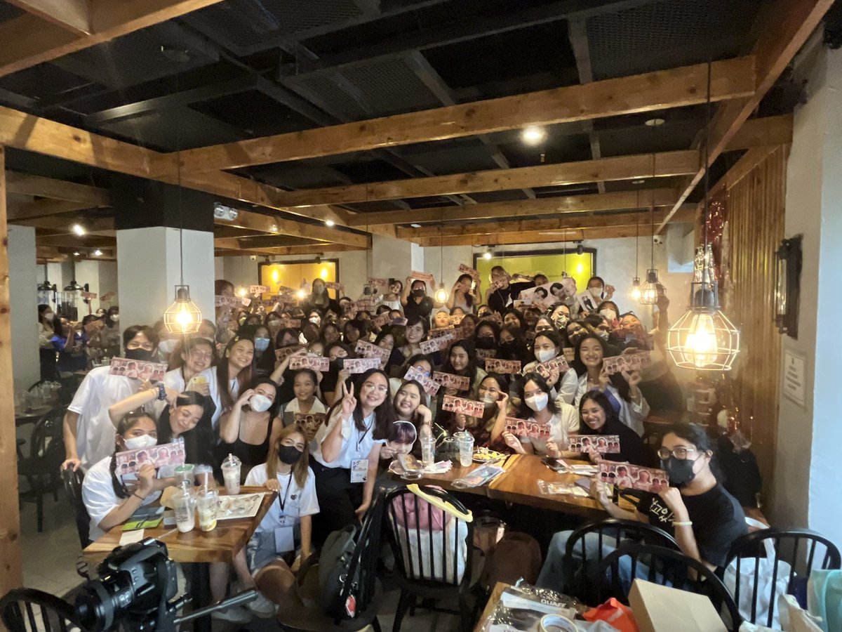 MemoirsOfYH's tweet photo. and that’s a wrap! thank you so much for all of the offline attendees 🤍 we are so happy to meet y’all! See you next year 👀🤎🤍
#MemoirsOfYH #FromThentoNowYH #aDecadewithYH https://t.co/wxhMMAZ9jf
