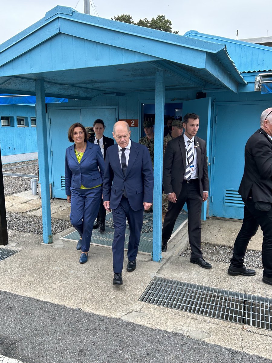 mganslmeier's tweet photo. Bundeskanzler Olaf Scholz und seine Frau Britta Ernst besuchen die blauen Verhandlungsbaracken in der entmilitarisierten Zone an der Grenze zwischen Süd- und Nordkorea https://t.co/3rz6Cz120y