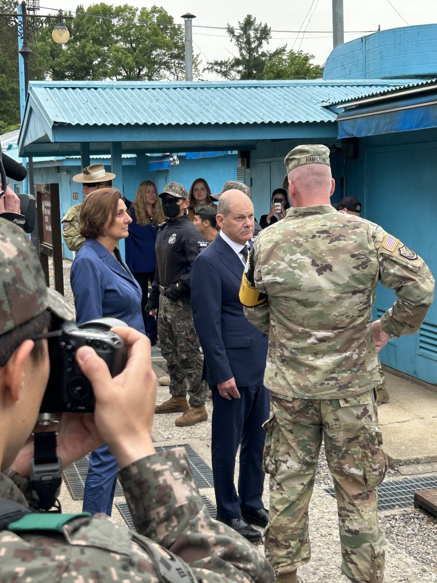 mganslmeier's tweet photo. Bundeskanzler Olaf Scholz und seine Frau Britta Ernst besuchen die blauen Verhandlungsbaracken in der entmilitarisierten Zone an der Grenze zwischen Süd- und Nordkorea https://t.co/3rz6Cz120y