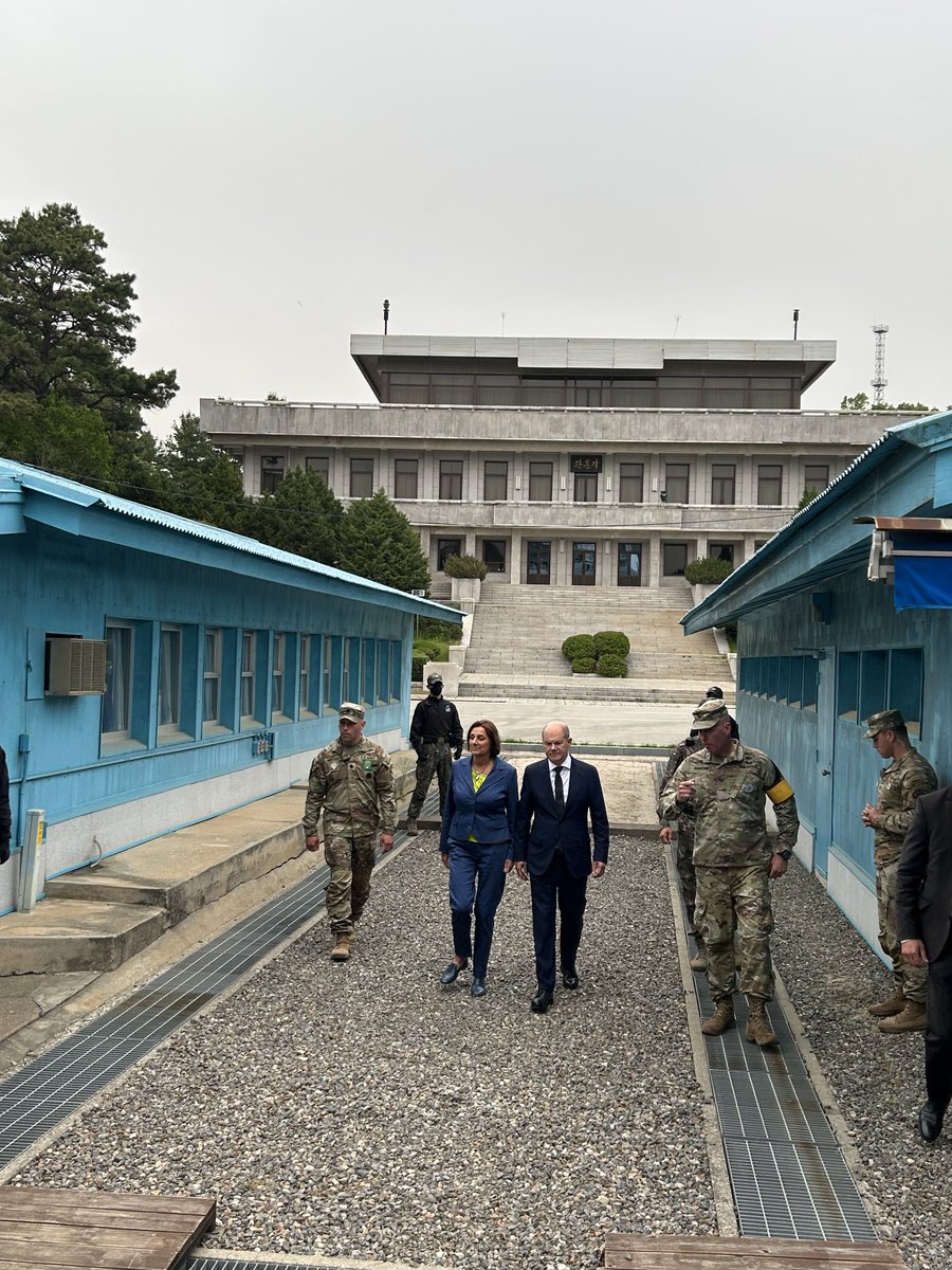 mganslmeier's tweet photo. Bundeskanzler Olaf Scholz und seine Frau Britta Ernst besuchen die blauen Verhandlungsbaracken in der entmilitarisierten Zone an der Grenze zwischen Süd- und Nordkorea https://t.co/3rz6Cz120y