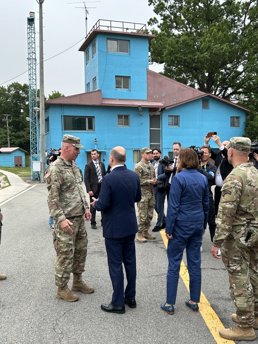 mganslmeier's tweet photo. Bundeskanzler Olaf Scholz und seine Frau Britta Ernst besuchen die blauen Verhandlungsbaracken in der entmilitarisierten Zone an der Grenze zwischen Süd- und Nordkorea https://t.co/3rz6Cz120y