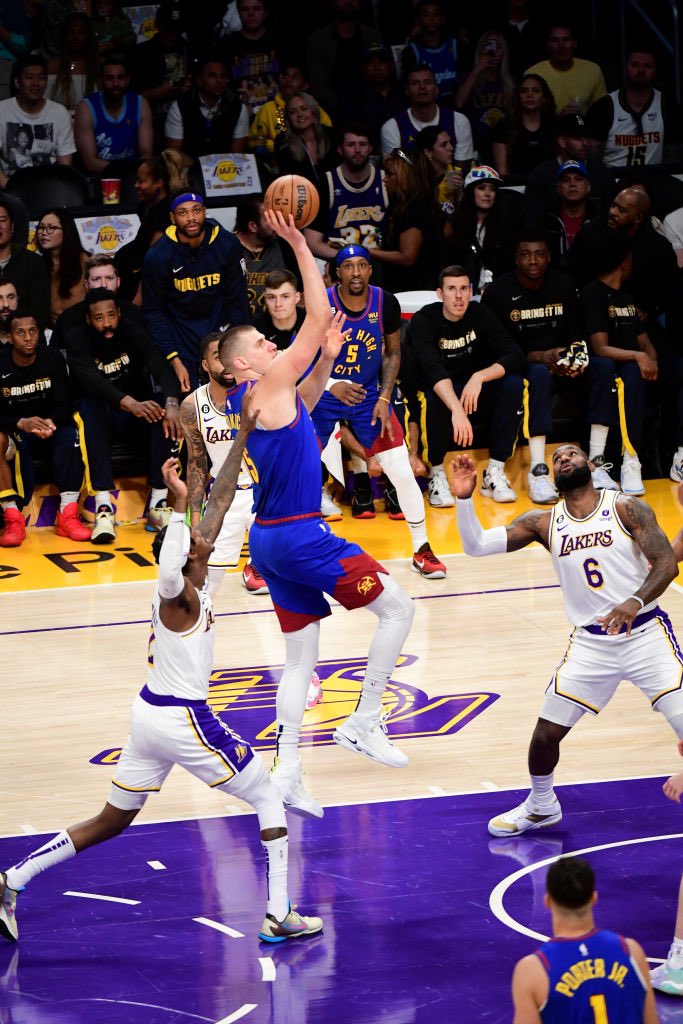 FlouterNET's tweet photo. 😮💨 Nikola Jokić je sa 4 uhvaćena skoka u utakmici protiv Lejkersa, postao tek drugi igrač u istoriji NBA lige (u jednoj sezoni) sa:
🔸2000 PTS | 1000 REB | 800 AST
👏🏼 Pridružio se Oscaru Robertsonu iz sezone 1961/62.
#NBA #Jokic #FlouterRS https://t.co/UIhcpvyjfd