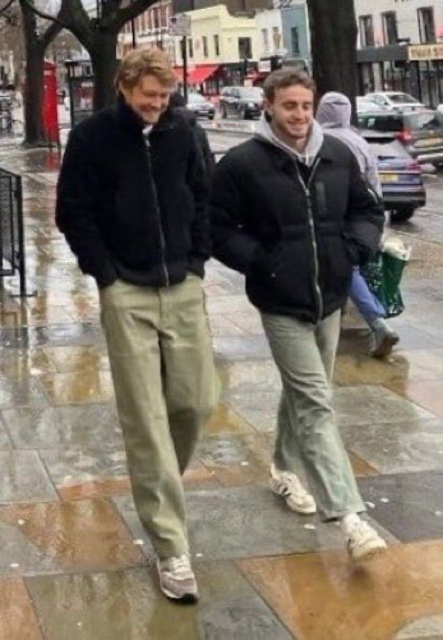 evermore_bitch's tweet photo. If these two date it would be the only thing that would heal my broken heart that’s been shattered when joe and taylor broke up https://t.co/xibDjTZJSE