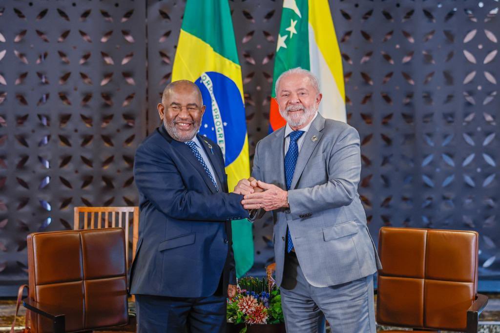 Lula (@lulaoficial) on Twitter photo Conversei com o presidente das Ilhas Comores e da União Africana, <a href="/PR_AZALI/">AZALI Assoumani</a>, que representou a África no encontro do G7. Reforcei a vontade de nosso governo de restabelecer relações o Brasil e a África depois de um governo que ignorou o continente. Por toda a herança africana em Conversei com o presidente das Ilhas Comores e da União Africana, <a href="/PR_AZALI/">AZALI Assoumani</a>, que representou a África no encontro do G7. Reforcei a vontade de nosso governo de restabelecer relações o Brasil e a África depois de um governo que ignorou o continente. Por toda a herança africana em