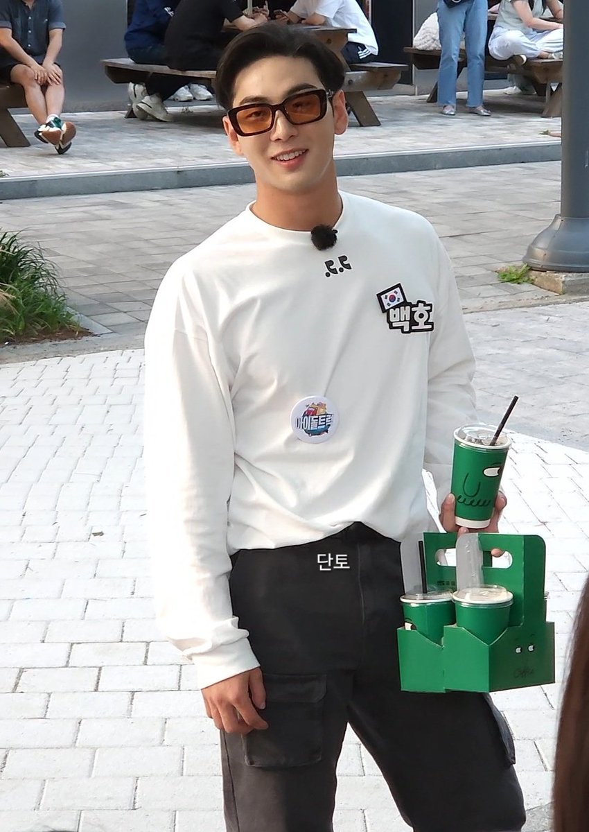 dandaneetorazin's tweet photo. 강동호 귀여운점 : 방문판매(ㅋㅋ)하러 카페 갔다오니까 가기 전엔 없던 커피 들고 나타남 https://t.co/sPyo0vyJ4t