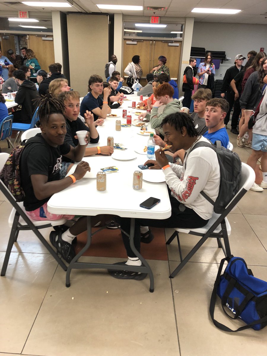 crmcbrayer's tweet photo. The @Hillcrest_SPS Project Graduation was a huge success! Thank you to all the parent volunteers, Doling staff, and students for making this such a great event! And a special thanks to Stacy Huett for going above and beyond for these student. #BeHillcrest https://t.co/Jncu6fZCYX