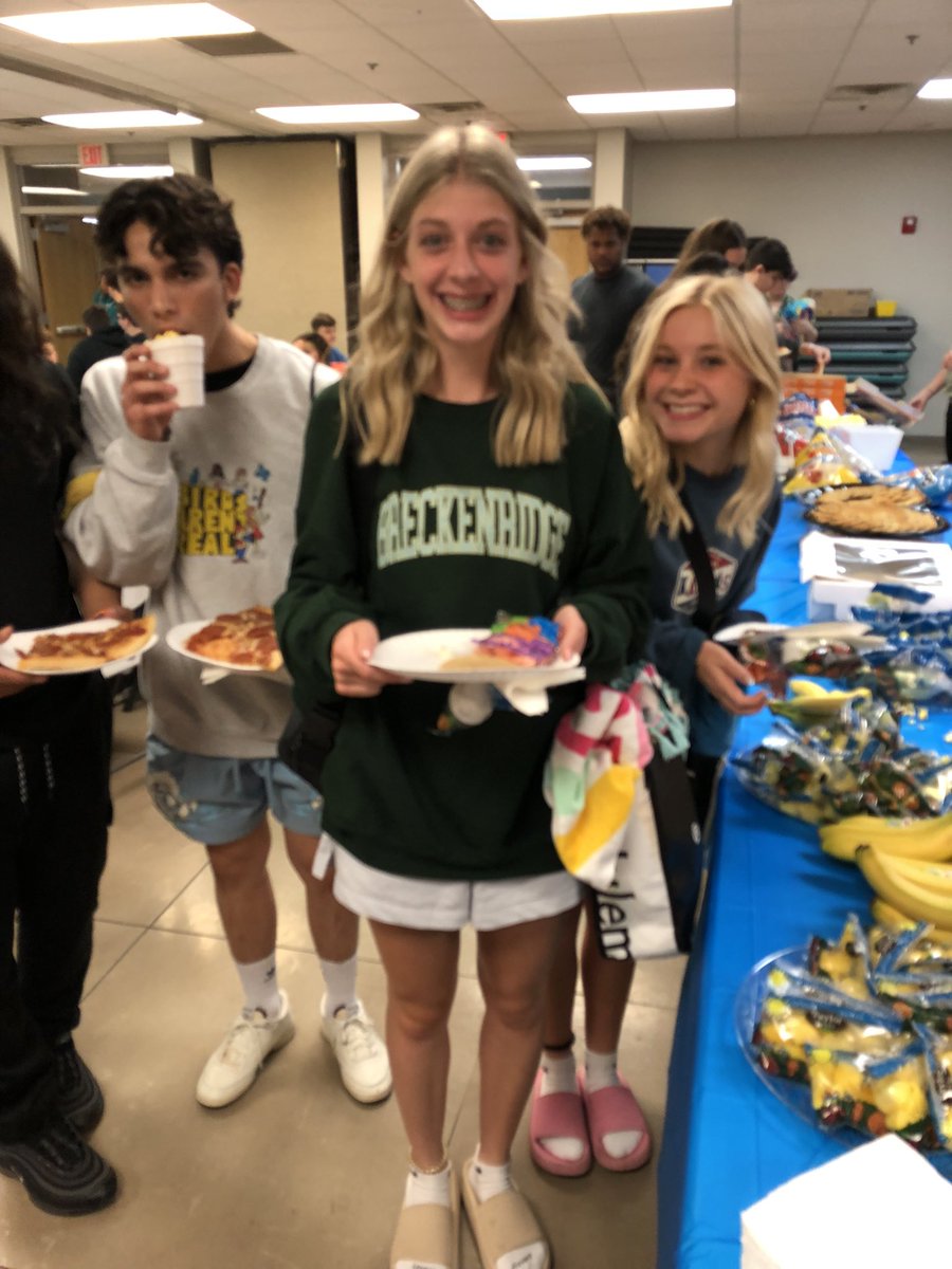 crmcbrayer's tweet photo. The @Hillcrest_SPS Project Graduation was a huge success! Thank you to all the parent volunteers, Doling staff, and students for making this such a great event! And a special thanks to Stacy Huett for going above and beyond for these student. #BeHillcrest https://t.co/Jncu6fZCYX