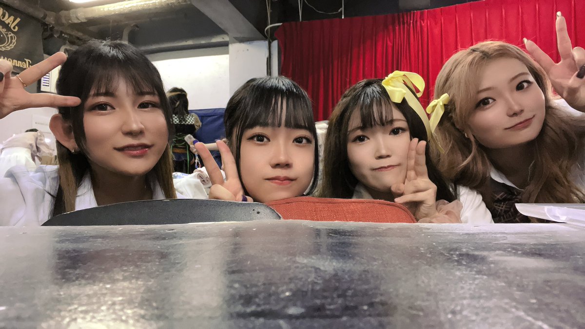 ao_Highball_kp's tweet photo. 大大大好きな葵さんのラストライブ。
みんなでチェキ撮れて
ほんと素敵な思い出になりました😊
優しくしてくれた葵さん、黄色振ってくれた優しいファンの方々、フルサイズでヒカキラやらせてくれた運営さん、全ての方に心から感謝します☺️💙
ありがとうございました！！！ https://t.co/tGwb39y7RV