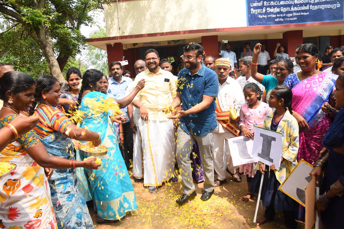 கீழையூர் ஊராட்சி ஒன்றியம் பிரதாபராமபுரம் கிராம ஊராட்சியில் செயல்பட்டு வரும் திறன் மேம்பாட்டு மையத்தில்  போட்டி தேர்வுகளுக்கு தயாராகும் தேர்வர்களை ஊக்கப்படுத்தும் வகையில் மாவட்ட ஆட்சித் தலைவர் அவர்கள் சிறப்புரையாற்றி வாழ்த்தினார்.
