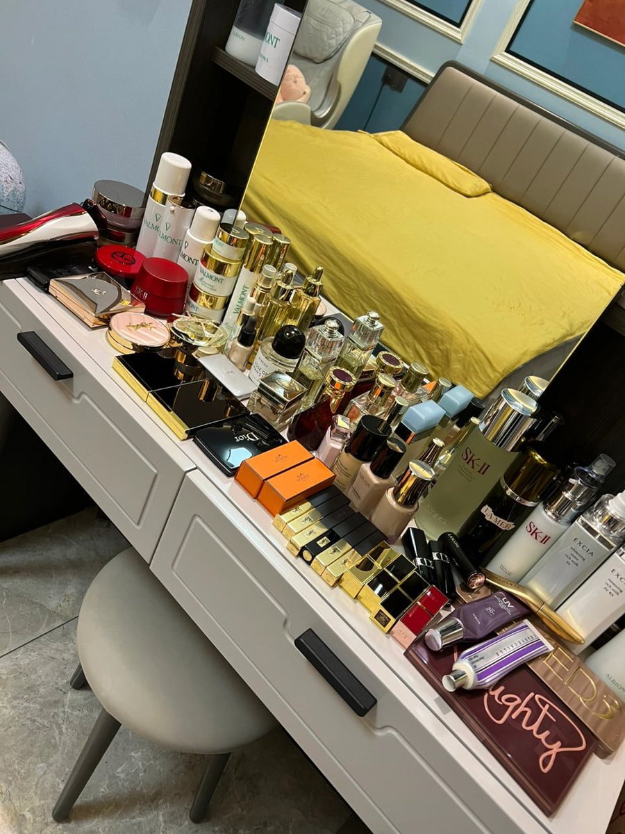 化粧品が効果を失ったり、劣化したりするのを防ぐために、直射日光に当てないでください。