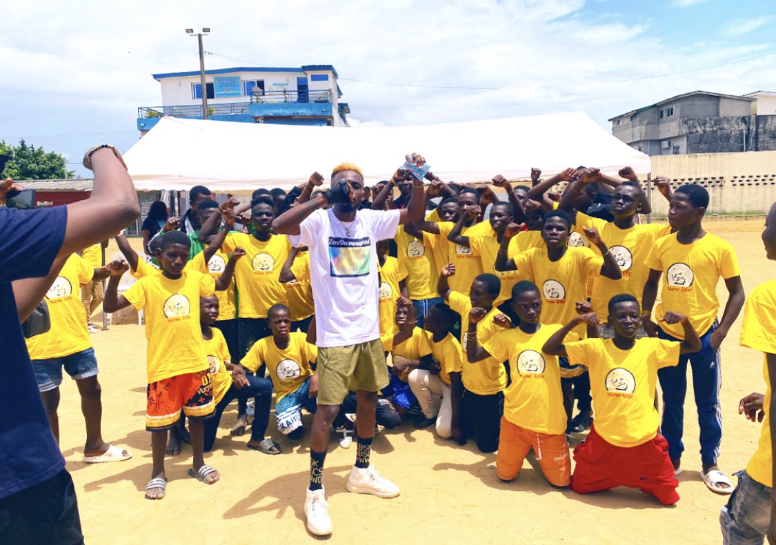 GeneralchristE's tweet photo. 🌟 Les Caravanes de l'espoir en Côte d'Ivoire, GC12 et U-report Cocody, offrent une lueur d'espoir aux Enfants de la rue d'Abidjan. Une célébration de la Jeunesse, de l'espoir et de la solidarité Africaine. Ensemble, nous sommes plus forts ! 💪🌍 #ZéroDécouragement #bwalimag https://t.co/z7KCDKUQN1