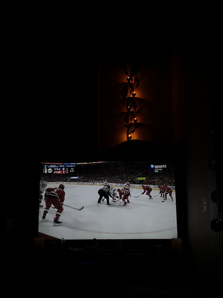 JuhaTenhonen's tweet photo. Puolentoista tunnin torkahuksen jälkeen heräsin kipuihin, ku oli särkylääkkeet ottamatta 🤷‍♂️🤦‍♂️
#sohvaperunointia @FlaPanthers #TimeToHunt @Canes #Letsgocanes #FLACAR #NHL #Stanleycup #EasternConferenceFinals #game2 @ViaplayUrheilu
Ja Sashan johtama Florida johtaa sarjaa 2-0 https://t.co/L9K68GxfKq