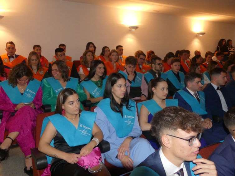 Graduación de los alumnos de Magisterio, Bellas Artes, ADE y Psicología.Galería de imágenes para descargar - ecodeteruel.tv/graduacion-de-…