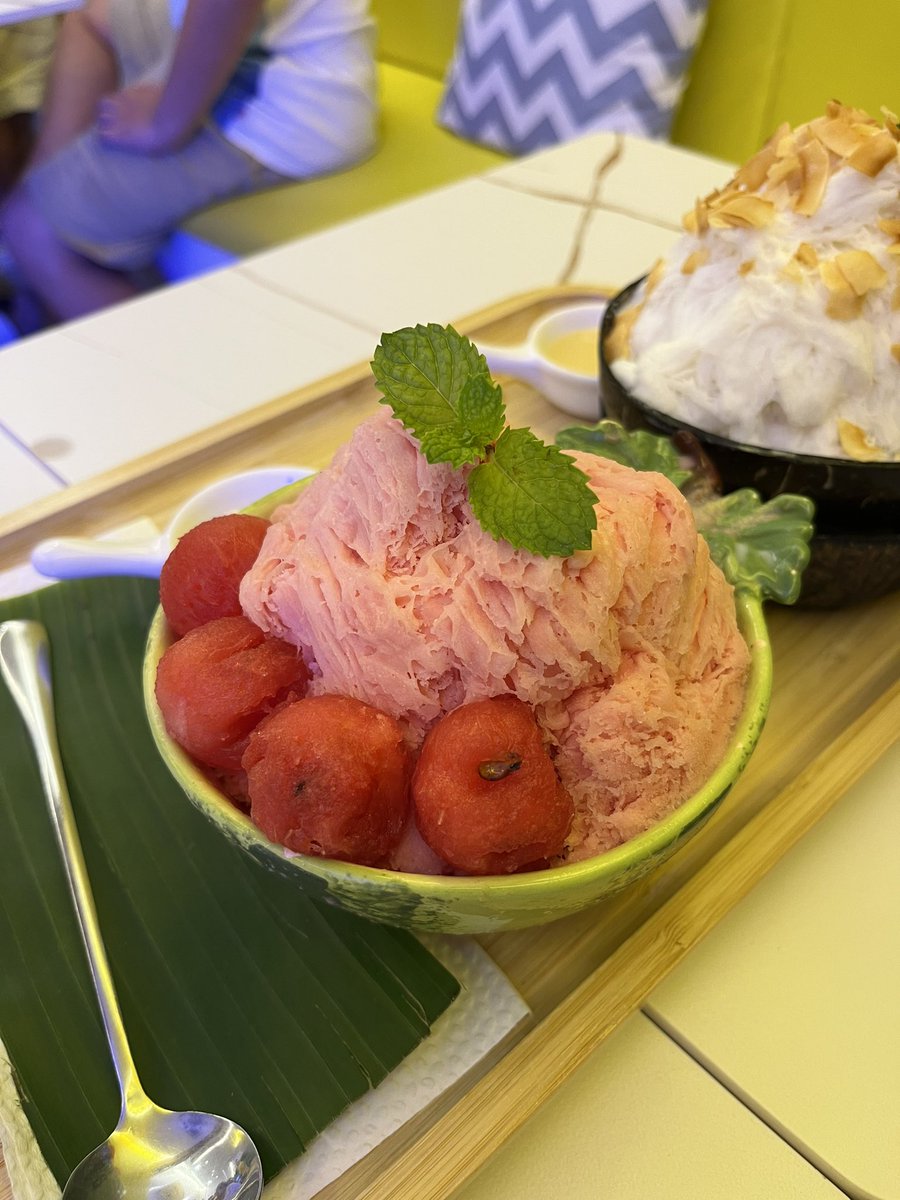 FckTitoQC's tweet photo. Extra happy kasi andito parin yung #Iceflakes and they are having a new store (a bigger one) #Boracay https://t.co/imOeaoGFOS