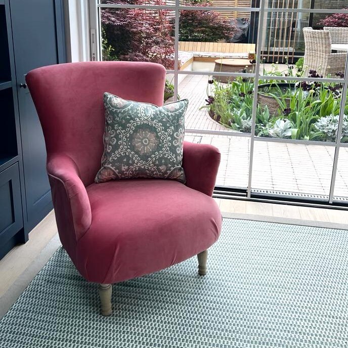 Perfect nook; our ‘Small Repeat Checks’ flatweave with bespoke linen border in this interior designed by the brilliant @lucyvdginteriors 

All our flatweaves can be bordered in an array of different colours and materials - leather, suede, linen, cotton. … instagr.am/p/CsgDeDBAKZQ/
