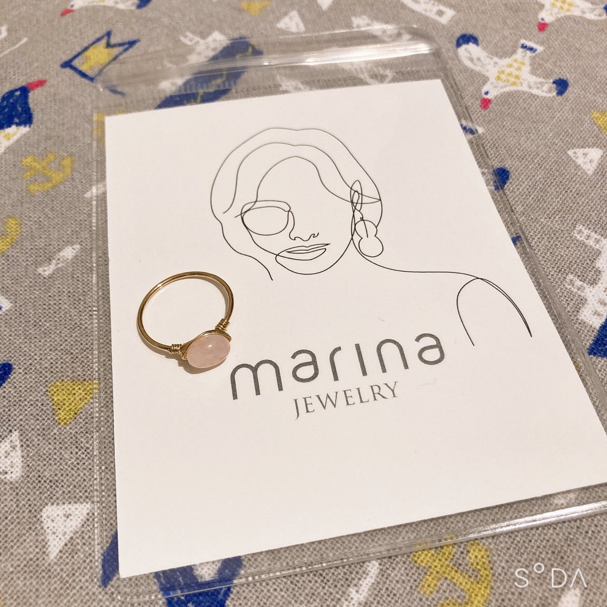 デザフェス戦利品②
@marinaJEWELRY_ さん
キラキラの石達に惹かれて立ち寄ったら、モルガナイトの指輪をオーダーメイドでパパッと作ってくれた！
お姉さんのお話が上手くていつのまにか石決めて買ってた笑