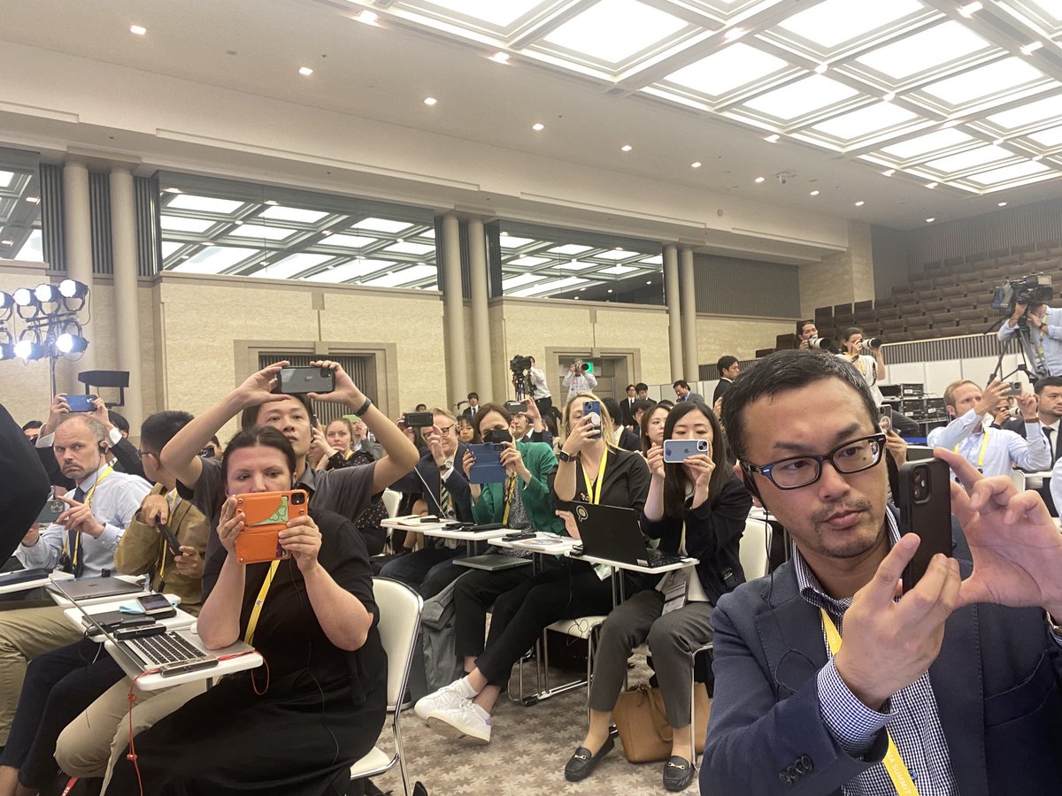 Warten auf Selenskyj zur Pressekonferenz nach dem G7-Gipfel in Hiroshima.