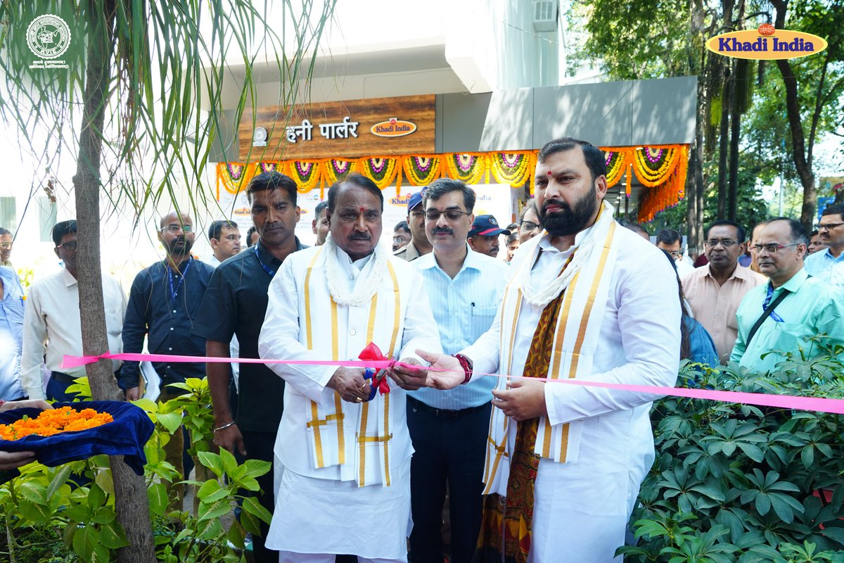 kvicindia's tweet photo. On #WorldBeeDay occasion and Diamond Jubilee year of Central Bee Research Training Institute (CBRTI), #Pune in the August presence of Hon'ble MoS, MSME Shri @bpsvermabjp Ji, Chairman KVIC Shri @ManojGoelBJP Ji inaugurated exhibition of best quality honey and honey bee products in #CBRTI campus. #KhadiIndia Honey is India's 'True Source' certified honey which offers top-notch honey to quality-conscious consumers worldwide.
