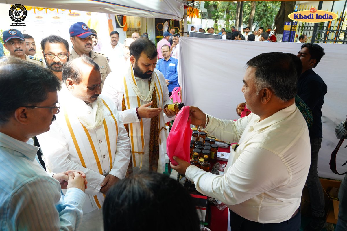 kvicindia's tweet photo. On #WorldBeeDay occasion and Diamond Jubilee year of Central Bee Research Training Institute (CBRTI), #Pune in the August presence of Hon'ble MoS, MSME Shri @bpsvermabjp Ji, Chairman KVIC Shri @ManojGoelBJP Ji inaugurated exhibition of best quality honey and honey bee products in #CBRTI campus. #KhadiIndia Honey is India's 'True Source' certified honey which offers top-notch honey to quality-conscious consumers worldwide.