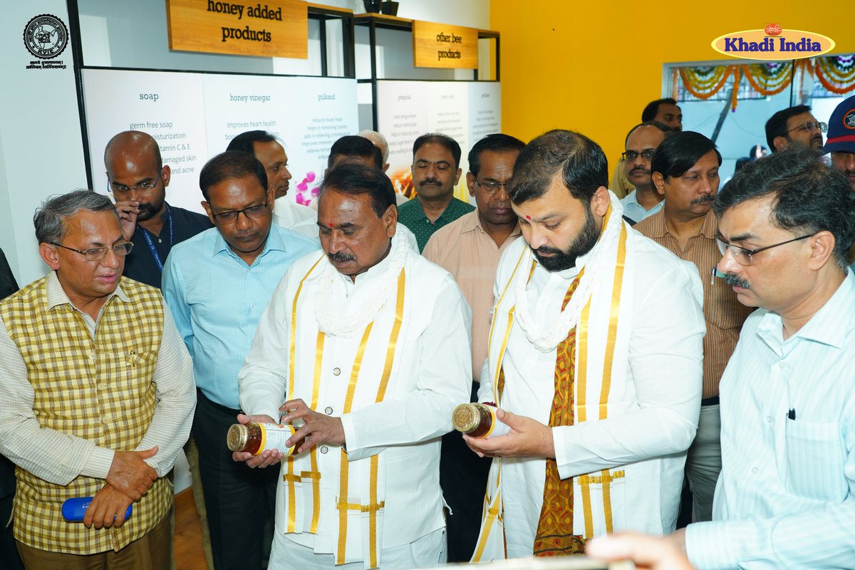 kvicindia's tweet photo. #ChairmanKVIC @manojgoelbjp Ji along with MoS, MSME @bpsvermabjp Ji visited #CBRTI, #Pune and inaugurated renovated #Honey Parlor on the occasion of #WorldBeeDay.
World Bee Day is the festival for the reassurance of the beekeepers of the country in the line self-reliance the vision of PM Shri @NarendraModi Ji and saving bees which are essential for Bee Pollination & human life.