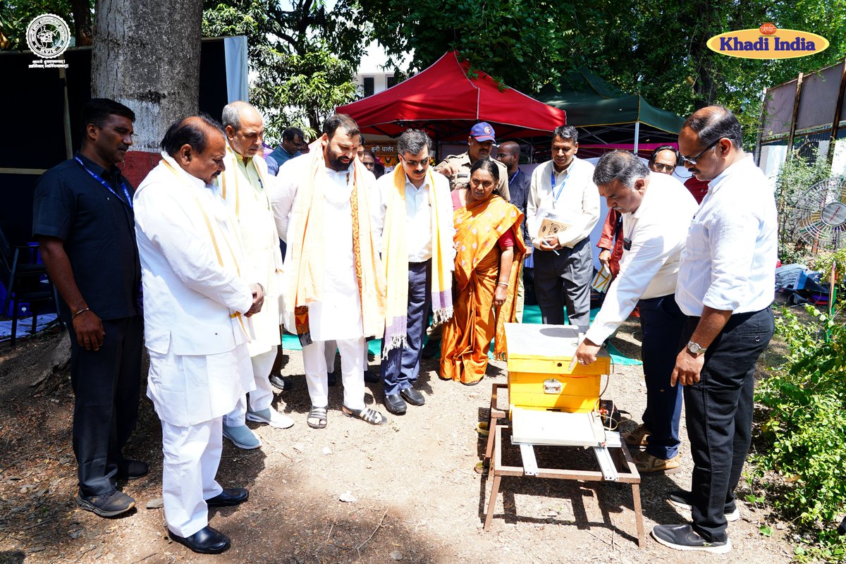 kvicindia's tweet photo. #ChairmanKVIC @manojgoelbjp Ji along with MoS, MSME @bpsvermabjp Ji visited #CBRTI, #Pune and inaugurated renovated #Honey Parlor on the occasion of #WorldBeeDay.
World Bee Day is the festival for the reassurance of the beekeepers of the country in the line self-reliance the vision of PM Shri @NarendraModi Ji and saving bees which are essential for Bee Pollination & human life.