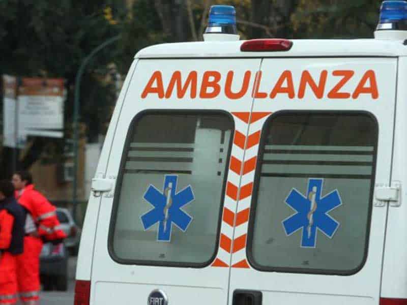 ilSicilia's tweet image. #Cronaca #ferito Sfiorata tragedia a Caltanissetta: vento trascina lamiera e ferisce operaio dlvr.it/SpN2WQ