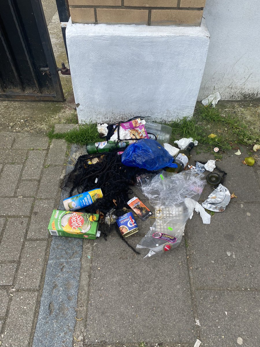 sarahjcrookes's tweet photo. Another weekend, and more rubbish dumped at the top of the east part of Blurton Road E5 :-( https://t.co/mGZqkeYPF5