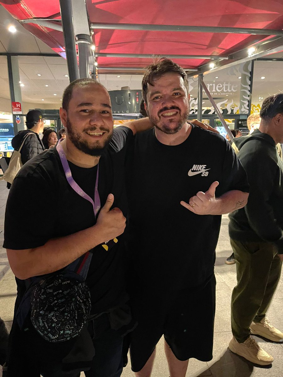 Ontem eu realizei um dos meus sonhos, eu conheci o <a href="/Gaules/">Gaules</a>.
Isso para mim é incrível e eu acabei que fiquei sem palavras perto do homi!

Obrigado por tudo gau, pelas risadas, lágrimas, palavras de carinho e presença.
Te amo gau

Esse é o primeiro passo no meu recomeço
#AGCnoMajor