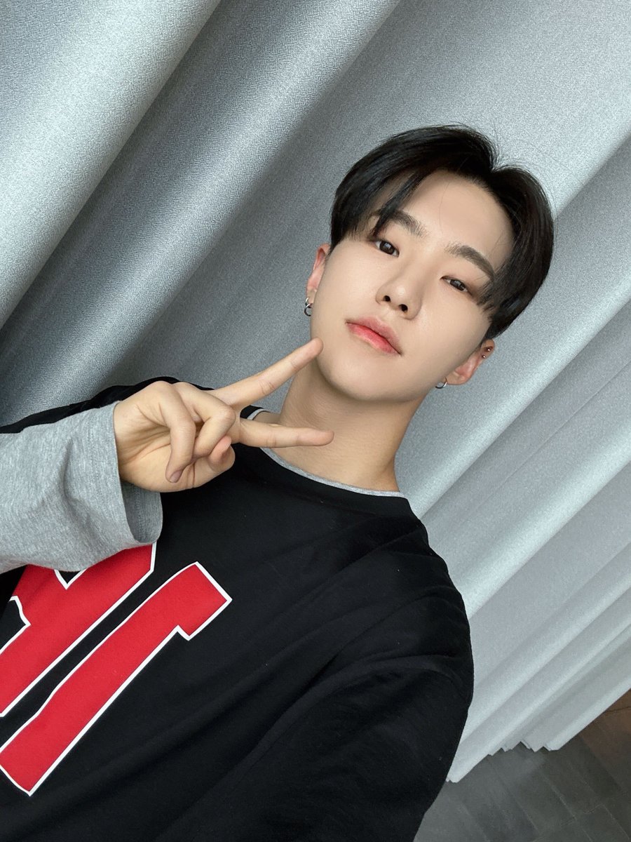 pledis_17's tweet photo. [17'S 호시] 🐯💖🩵 https://t.co/QxNvp8CjeE