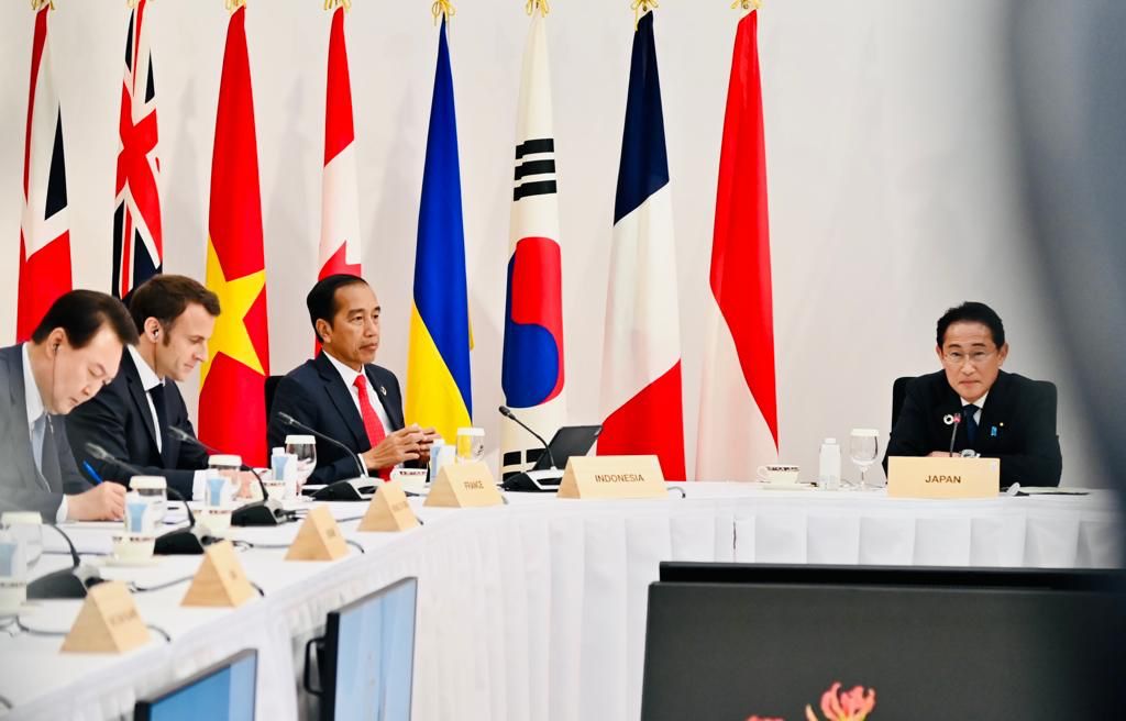 WarasBareng's tweet photo. #RT @jokowi: KTT G7 sesi ke-9 hari ini membahas topik menuju dunia yang damai, stabil, dan sejahtera. 

Ya, semua pihak menginginkan dunia yang seperti itu. Namun, keadaan saat ini tidak selaras dengan hal itu. Distrust makin tebal, rivalitas kian merunc… https://t.co/H0R8ykHDS6