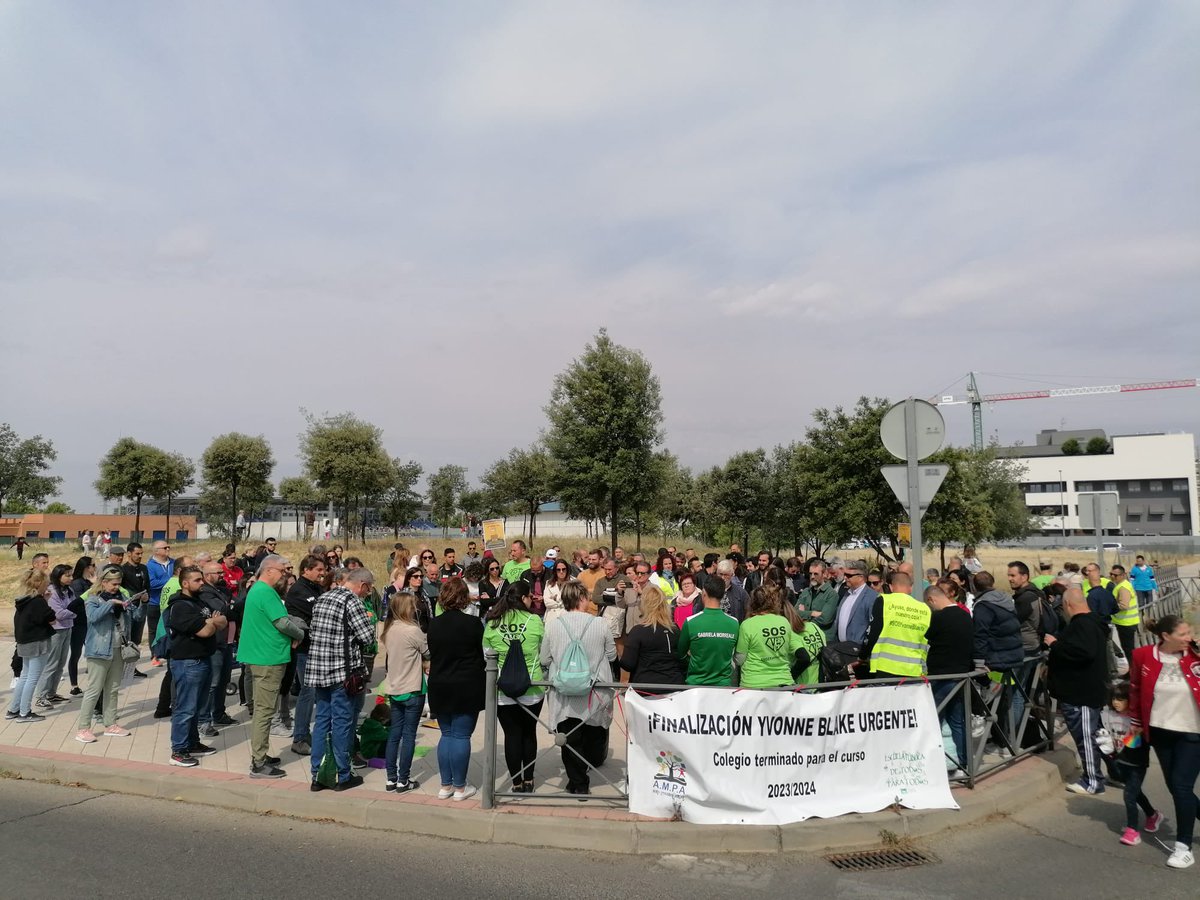 AmpaYvonneBlake's tweet photo. ¡GRACIAS por acompañarnos en la concentración en protesta por los centros inacabados de la Comunidad de Madrid! 

Las familias madrileñas seguiremos protestando para garantizar el cumplimiento del derecho a una educación pública y de calidad de nuestros hijos. https://t.co/ifOAlViygA