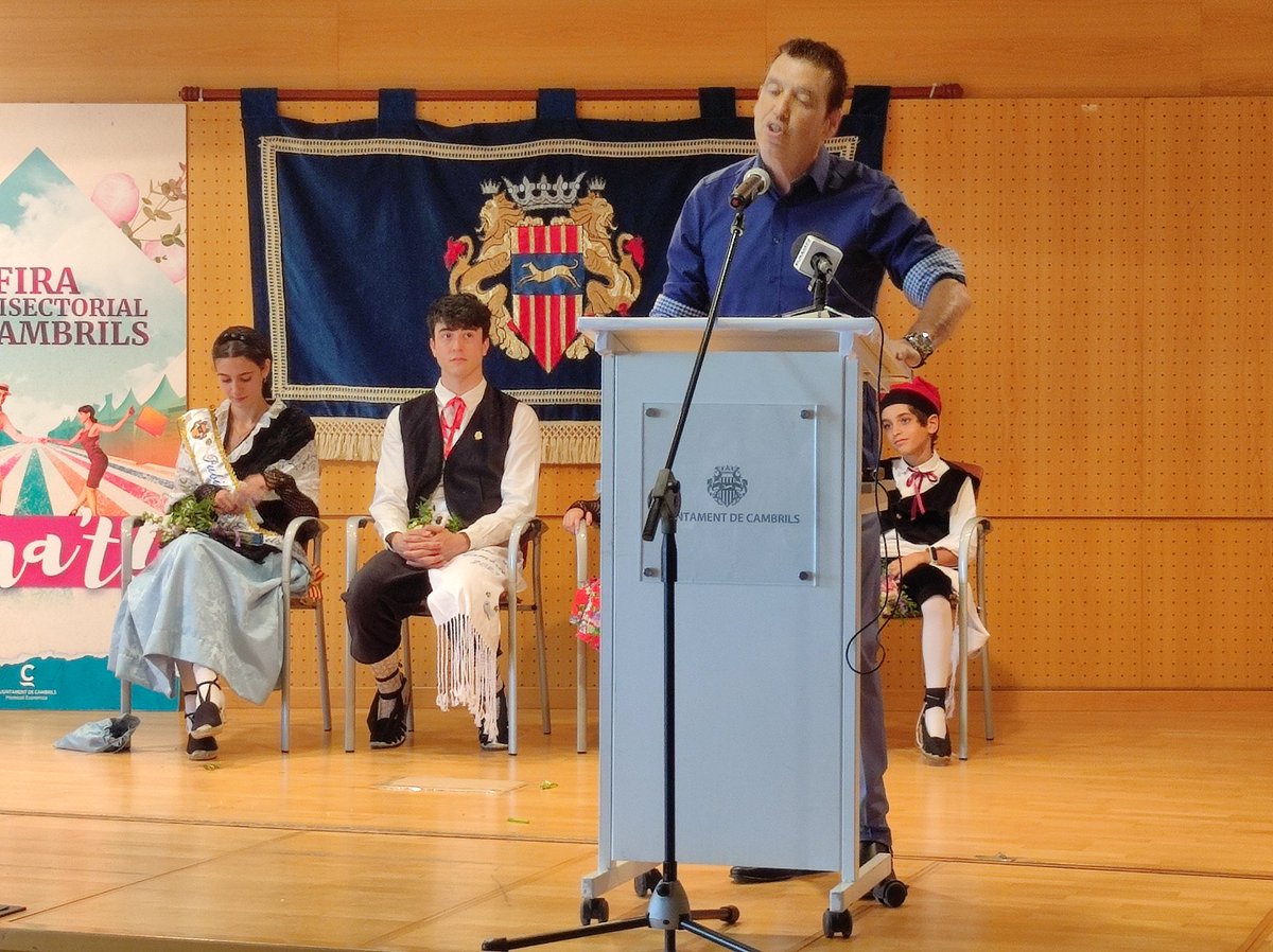 Ara a #cambrils el Pregó de la Fira a càrrec del cambrilenc Carlos Rom, pescador, músic i recuperador de la memòria cambrilenca 
<a href="/FiraCambrils/">FiraCambrils</a> <a href="/ajcambrils/">Ajuntament Cambrils</a> #cambrilsfestes #cambrilscultura
