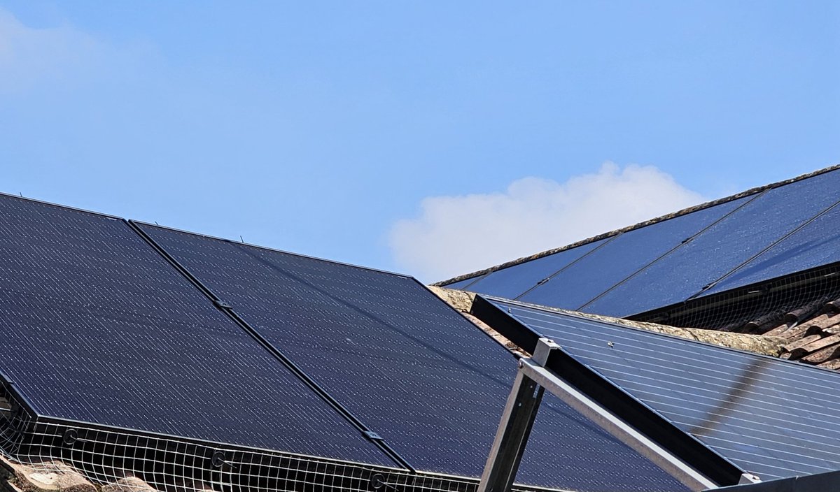 headcornweather's tweet photo. This current spell of warm bright weather means the hybrid solar system here is giving outstanding performance. Virtually off-grid for the past week and likely to remain the same into June. ๐
#solarpv #enphasesolar #pylontech #greenenergy https://t.co/bbxXePZ5aR