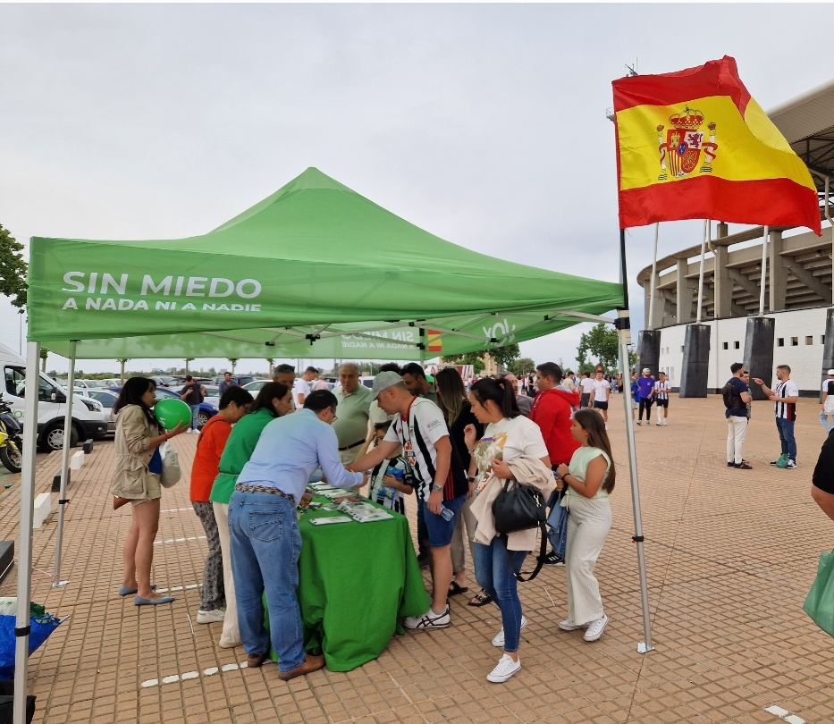 Vox_BadajozCiud's tweet photo. 🟢 Gran acogida de los vecinos de Badajoz en el día de ayer en nuestras mesas informativas, ubicadas en diferentes puntos de la ciudad. https://t.co/rzyMiqYecy