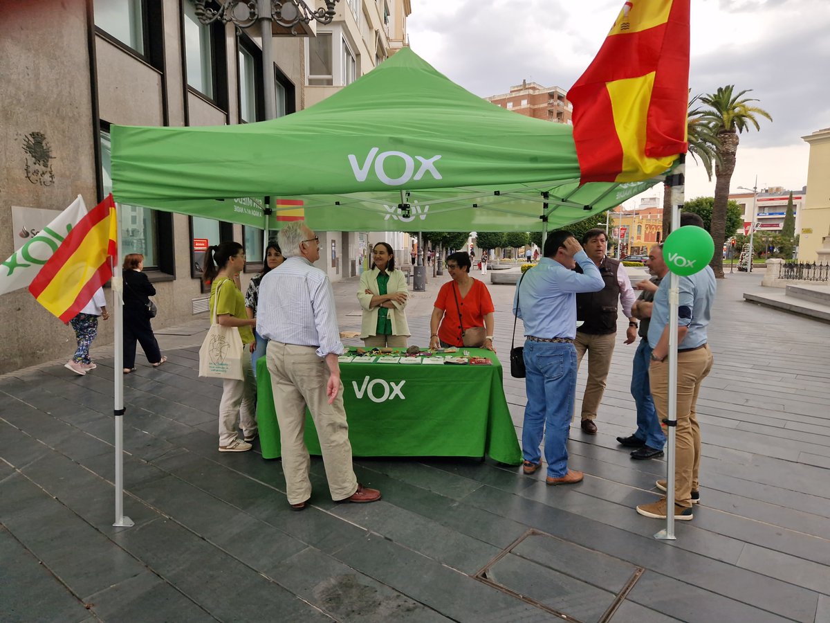 Vox_BadajozCiud's tweet photo. 🟢 Gran acogida de los vecinos de Badajoz en el día de ayer en nuestras mesas informativas, ubicadas en diferentes puntos de la ciudad. https://t.co/rzyMiqYecy