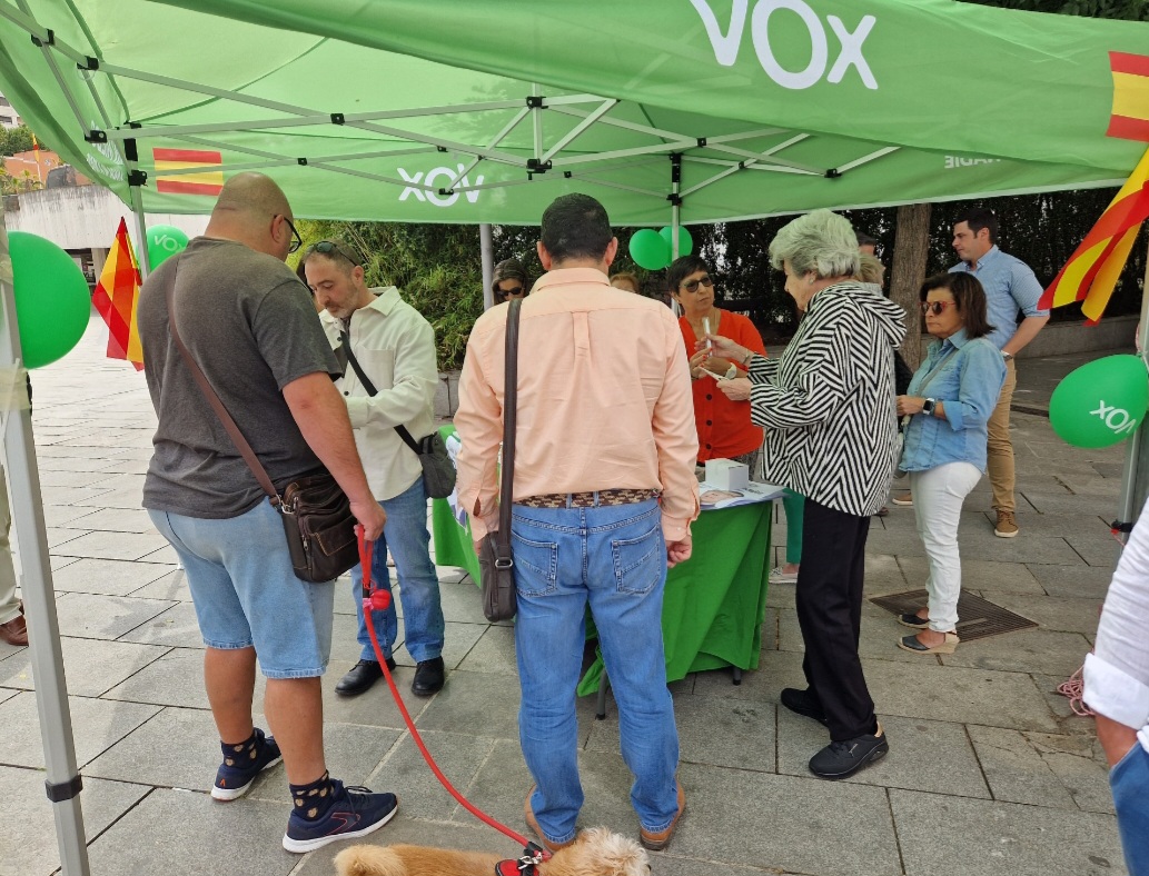Vox_BadajozCiud's tweet photo. 🟢 Gran acogida de los vecinos de Badajoz en el día de ayer en nuestras mesas informativas, ubicadas en diferentes puntos de la ciudad. https://t.co/rzyMiqYecy