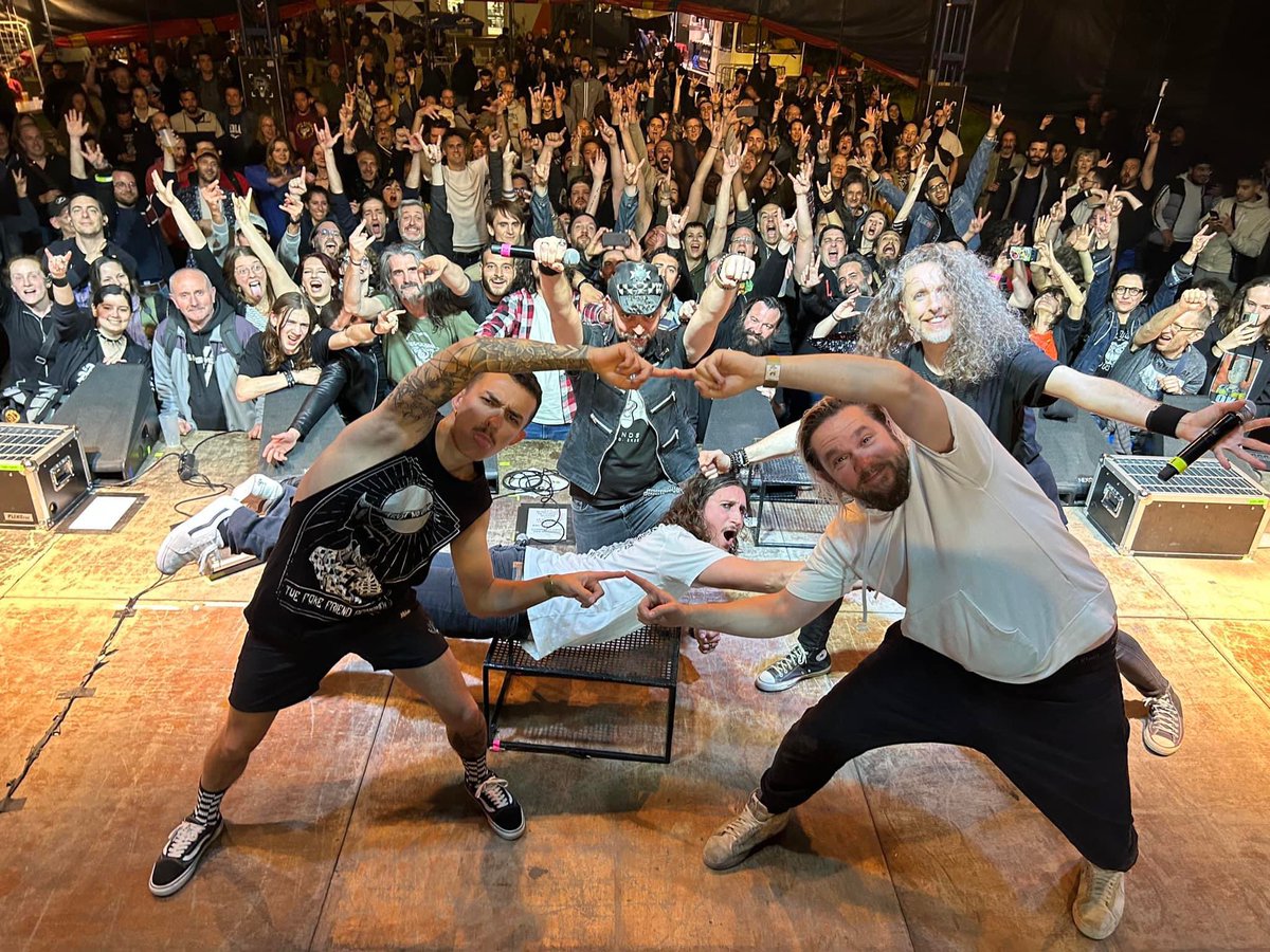 Sidilarsen's tweet photo. Vitry-sur-Seine &amp; Poitiers : dingueries ! 🔥
Merci aux festivals @SurLesPointes94 et @FetedelHumanite pour cet accueil ! ❤️
Next gig ➡️ 27/05 • @kreizyfest • Glomel (22)
#sidilarsen #ovtc #metalband https://t.co/OH4RaFoF9Q