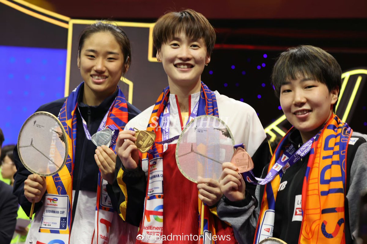 Awwwww… 🫶🏻🫶🏻🫶🏻
Minus Dr. TTY 

#山口茜 
#AkaneYamaguchi 
#SudirmanCup2023 
#Suzhou2023